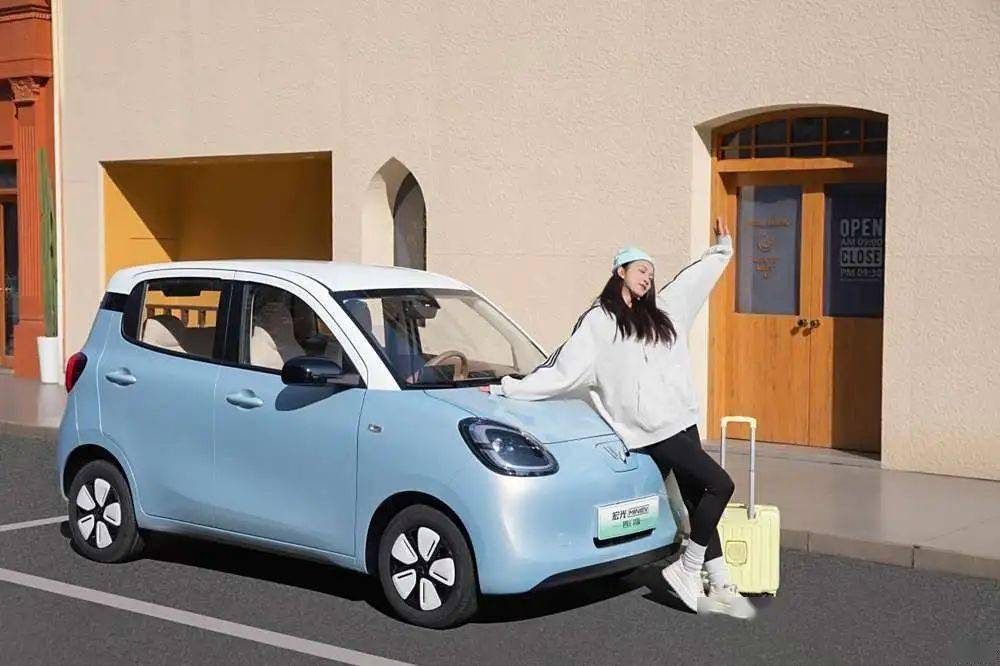 宏光MINIEV四門版來襲,小巧便捷,女友直呼開車出門超方便!