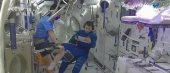 中國(guó)“太空之家”工作周記不斷“更新” 機(jī)器人“小航”實(shí)力“搶鏡”