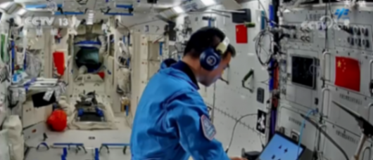 中國(guó)“太空之家”工作周記不斷“更新” 機(jī)器人“小航”實(shí)力“搶鏡”