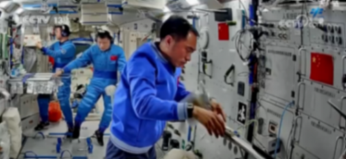 中國(guó)“太空之家”工作周記不斷“更新” 機(jī)器人“小航”實(shí)力“搶鏡”